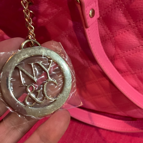New York and Company Pink shoulder bag with chain - Picture 3 of 9